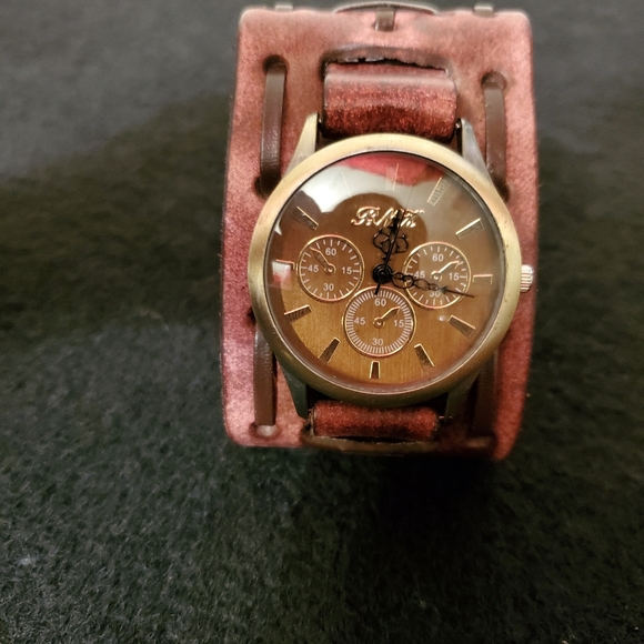 NWOT- Mens Wide Leather Band Wrist Watch - Picture 6 of 9